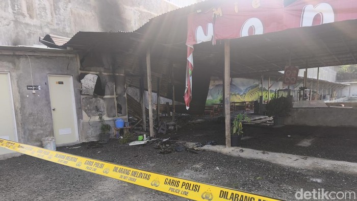 kondisi-warung-mi-dan-babi-tepi-sawah-di-desa-parangjoro-kecamatan-grogol-kabupaten-sukoharjo-usai-dibakar-orang-tidak-dikenal-1789179180108_169