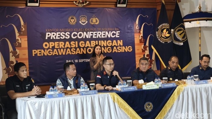 konferensi-pers-operasi-gabungan-pengawasan-orang-asing-di-kantor-imigrasi-ngurah-rai-jumat-1892026-1789731498306_169
