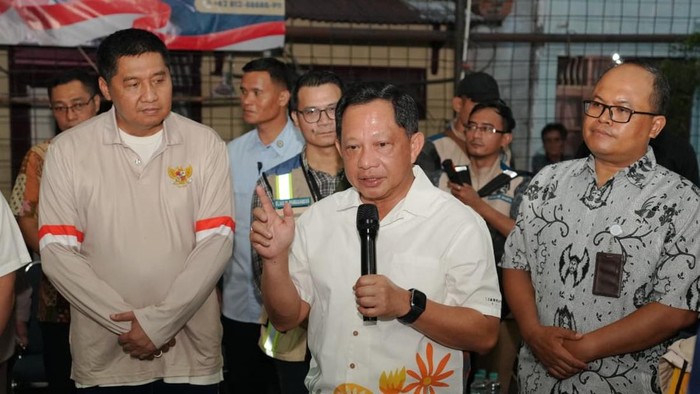 mendagri-tinjau-bedah-rumah-di-bukit-duri-minta-pemda-percepat-perbaikan-1788615921197_169