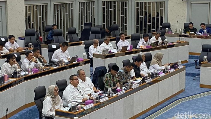 menteri-kehutanan-raja-juli-mengusulkan-tambahan-anggaran-rp-62-triliun-untuk-sewa-helikopter-dan-water-bomber-dalam-penangana-1788268805625_169