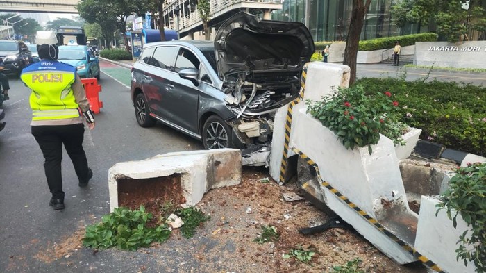 mobil-tabrak-pembatas-jalan-di-sudirman-lalin-macet-1789432734991_169