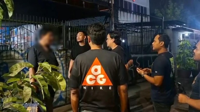momen-polisi-menangkap-rs-44-yang-menendang-wanita-di-mal-senayan-city-dokistimewa-1789747431348_169-1