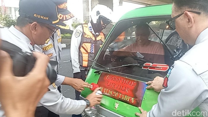 operasi-penertiban-mobil-angkot-tua-di-kota-bogor-jawa-barat-berlanjut-sebanyak-1025-angkot-tua-sudah-dibekukan-dan-dicabut-iz-1789461757245_169