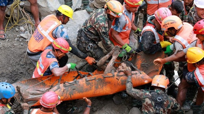 para-petugas-penyelamat-mengevakuasi-korban-yang-sembilan-hari-terjebak-di-terowongan-usai-banjir-bandang-dahsyat-menerjang-ne-1788502694011_169