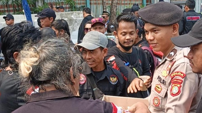 personel-polda-metro-jaya-membagikan-air-mineral-dan-roti-ke-massa-aksi-di-silang-monas-1790585024088_169