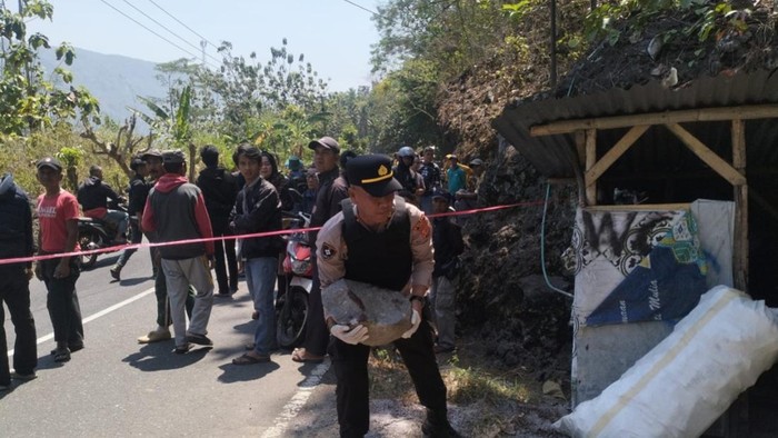 polisi-melakukan-olah-tkp-lansia-tewas-di-garut-1788327051370_169