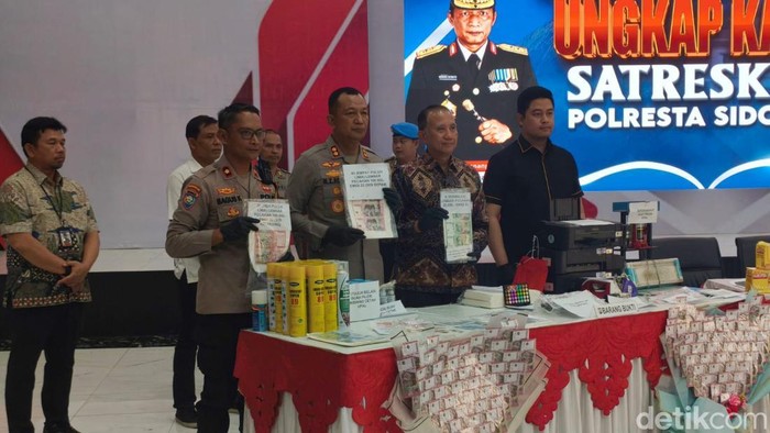 polisi-membongkar-jaringan-pemalsuan-dan-peredaran-uang-palsu-upal-yang-beroperasi-di-wilayah-sidoarjo-hingga-karanganyar-jawa-1788917541996_169