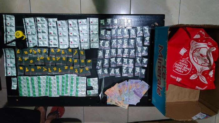 polisi-menggerebek-penjual-obat-keras-ilegal-di-kecamatan-caringin-bogor-jawa-barat-ratusan-butir-obat-berbagai-merek-disita-d-1775543959095_169