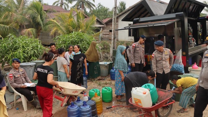 polres-ketapang-salurkan-bantuan-air-bersih-1789304627240_169