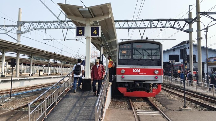 pt-kai-mengoperasikan-kembali-peron-4-dan-5-stasiun-bogor-usai-proses-renovasi-sejak-juli-lalu-peron-4-dan-5-kini-dipasangi-at-1790748990128_169