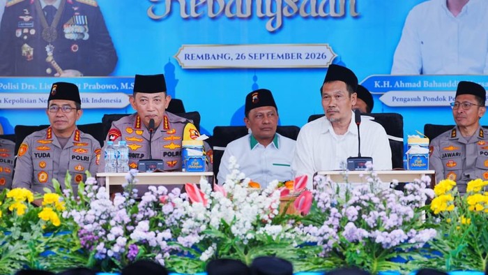 puluhan-ribu-personel-polri-bersama-para-santri-mengikuti-ngaji-kebangsaan-bersama-kh-ahmad-bahauddin-nursalim-atau-gus-baha-d-1790401652680_169