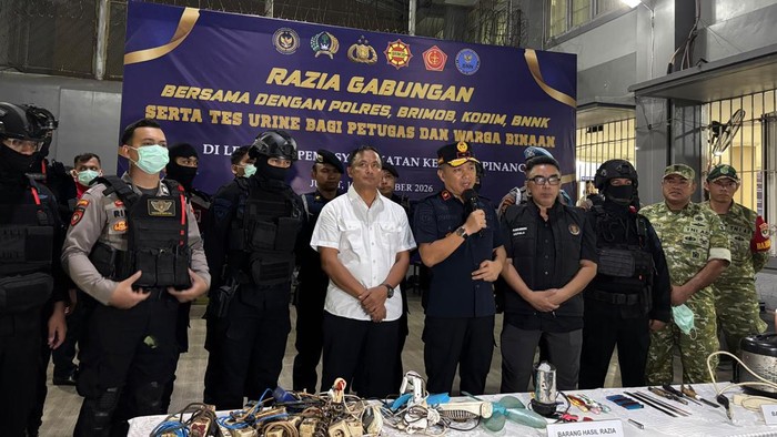 razia-gabungan-lapas-cipinang-1789787814376_169