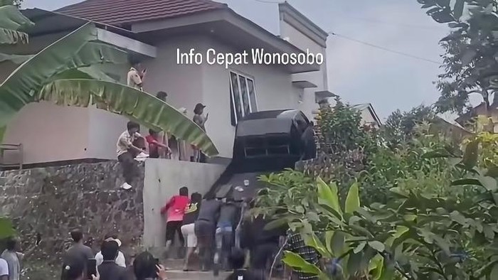 tangkapan-layar-video-warga-mengevakuasi-pikap-nyasar-di-wonosobo-jumat-1892026-1789801956799_169