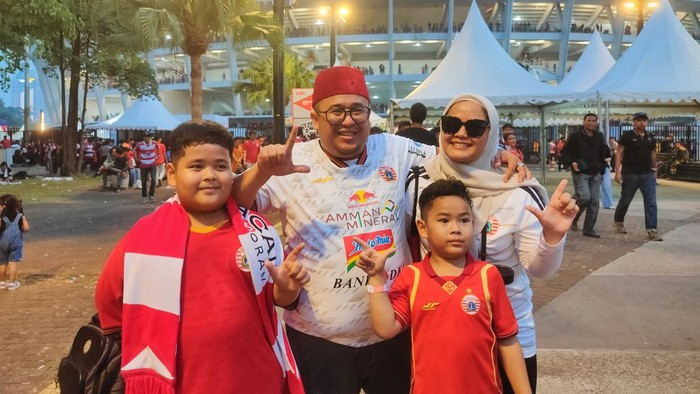 the-jakmania-usai-nonton-laga-persija-vs-persib-di-gbk-1789216299200_169