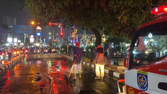 tumpahan-oli-bikin-pengendara-jatuh-di-jalan-margonda-raya-depok-dokistimewa-1788272193074_169