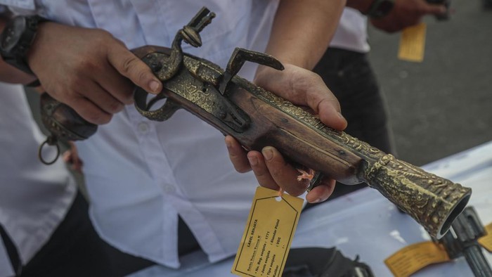 penyerahan-senjata-api-sisa-peninggalan-konflik-di-malut-1790914907324_169